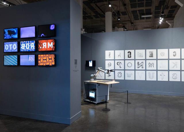 艺术画廊展示印刷和数字作品.